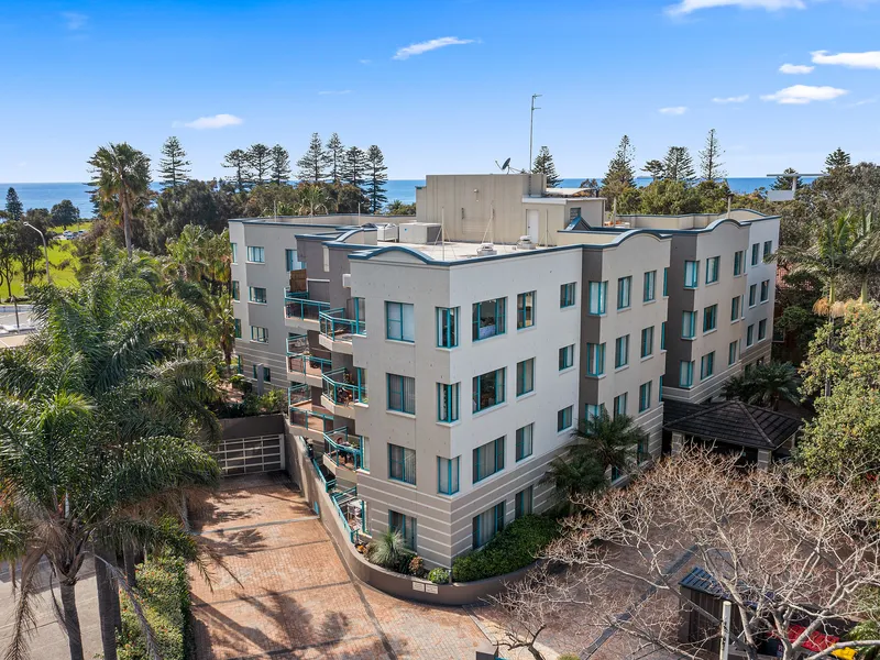 Sunny apartment in a convenient beachside pocket