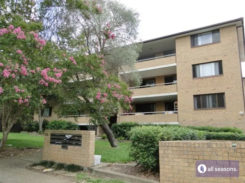 TOP level Large 2 bedrooms Unit for Rent in Westmead!!! Furnished inculded.