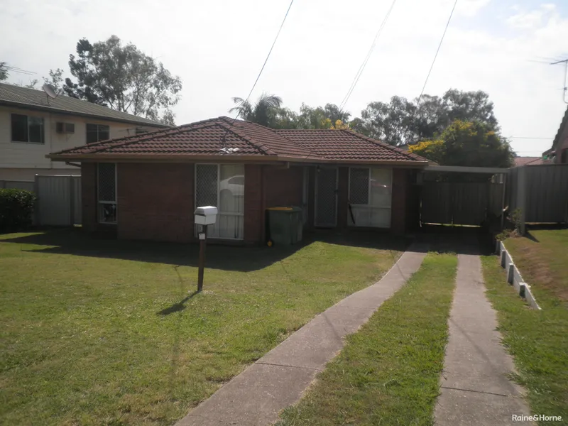 COSY LOWSET BRICK HOME IN RACEVIEW