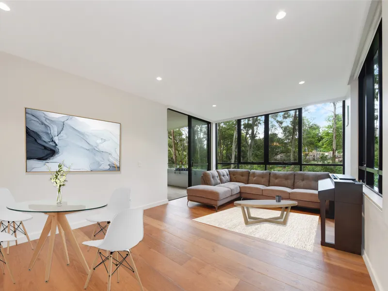 A Bright and Modern 3 Bedroom Apartment – A 10 Minute Walk To Local Shops, Services & Public Transport 