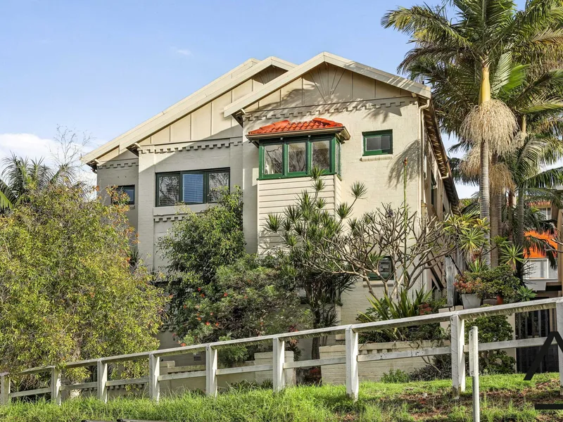 Art Deco Apartment In Prime Bondi Locale