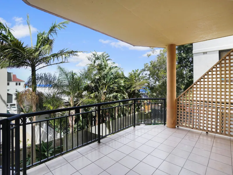 Large 2 Bedroom + Sunroom Apartment Moments to Tamarama Beach
