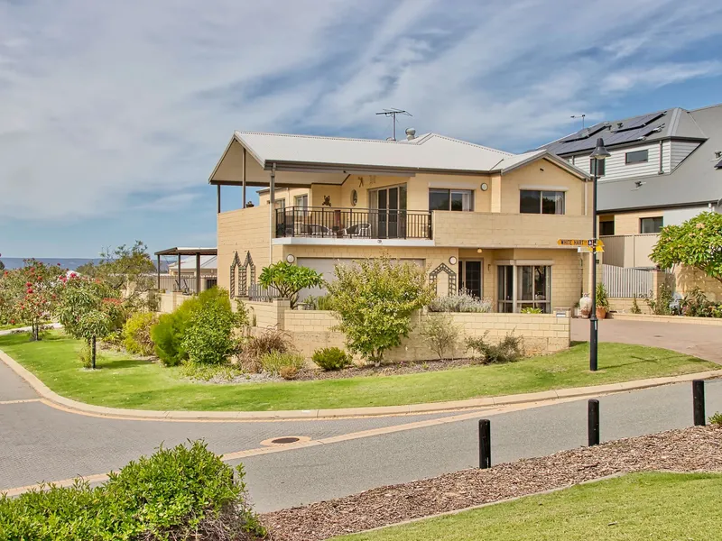 Panoramic Views From Classy 2 Storey Home, Large Pool