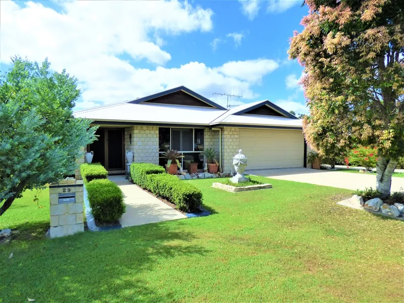 SPACIOUS 33.8SQ STUNNING HOTONDO HOME WITH QUALITY FIXTURES  + A LARGE SHED AND CARPORT FOR YOUR CARAVAN OR BOAT!! - DREAMS DO COME TRUE!!