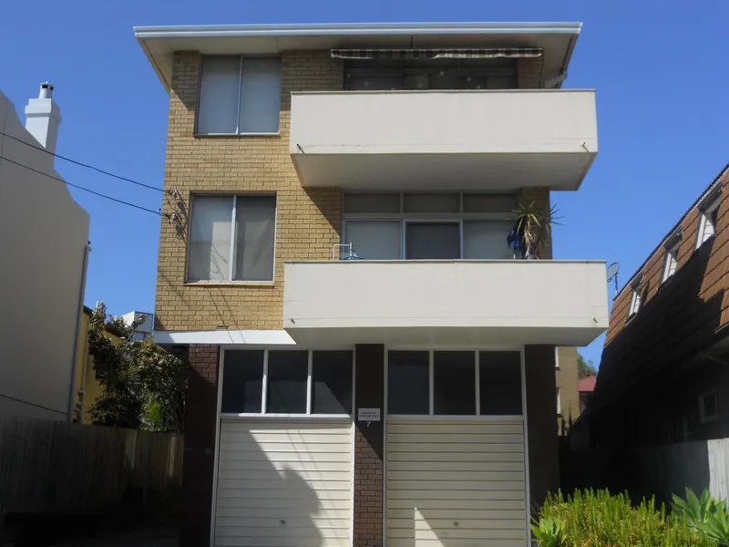 RENOVATED 2 BEDROOM APARTMENT WITH LUG
