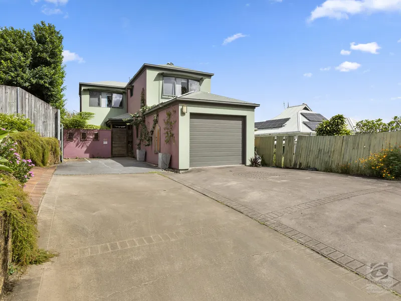 Elevated Contemporary Style Home – Magic views.
