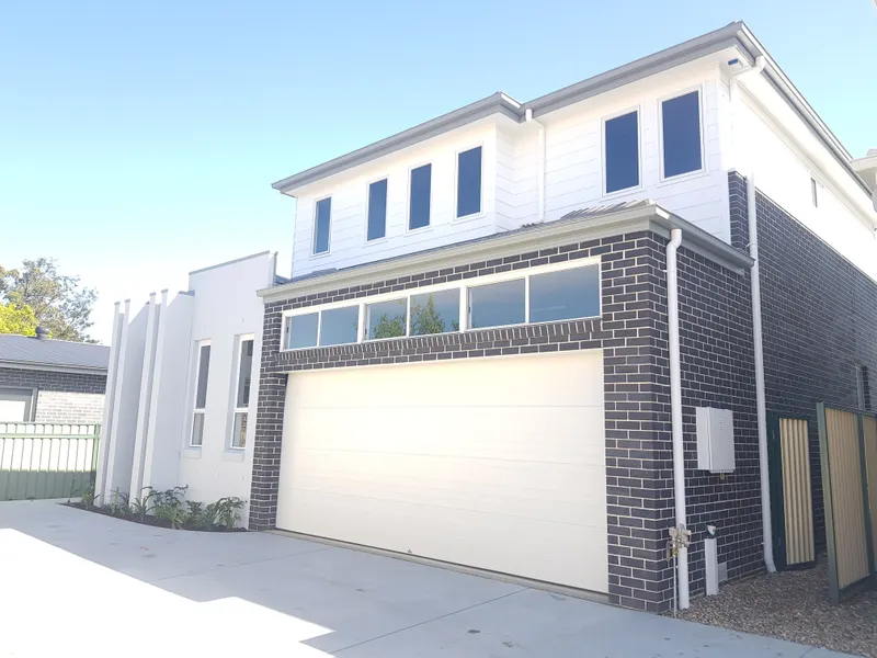 BRAND NEW DOUBLE STORY 5 BEDROOMS HOUSE FOR LEASE!!!