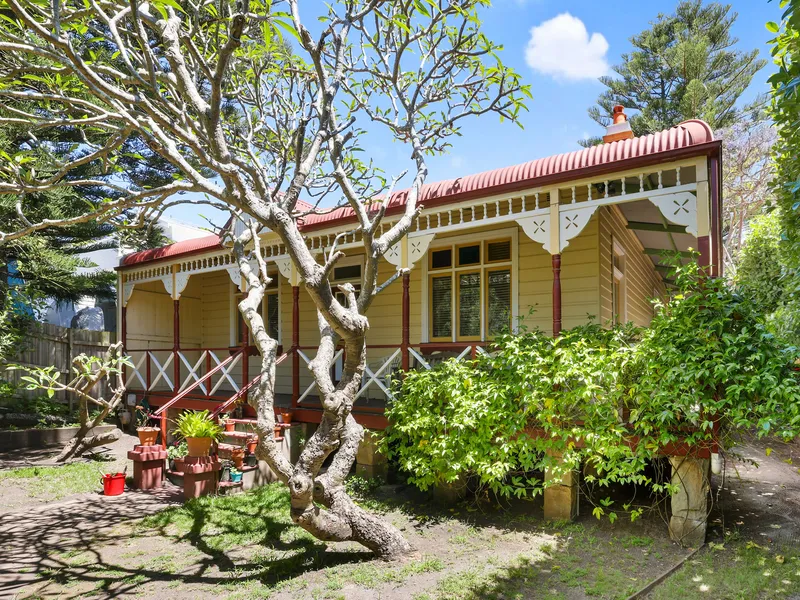 Immaculate family home, footsteps to the golden sands of Little Manly Beach