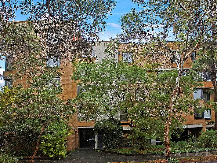 RENOVATED GROUND FLOOR APARTMENT WITH LARGE COURTYARD