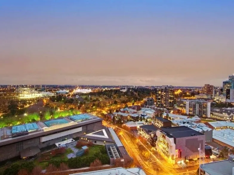 EXTRA LARGE APARTMENT IN MELBOURNE'S 'ART PRECINCT'