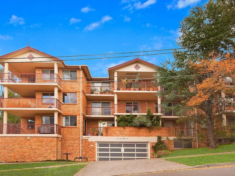 North Facing Full Brick Unit… Walk To Shops & Public Transport