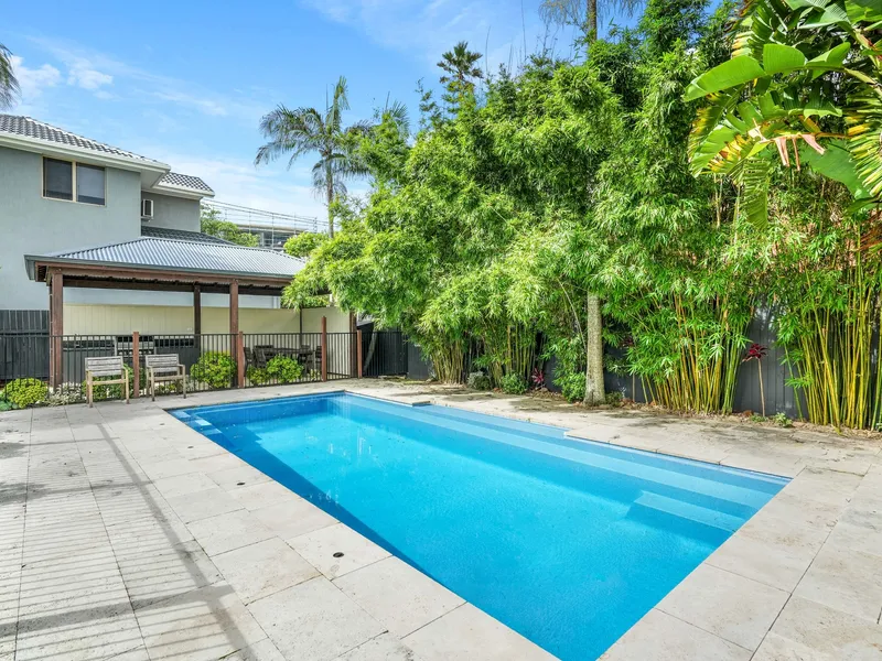 LARGE FAMILY HOME ONLY MINUTES AWAY FROM WAMBERAL BEACH