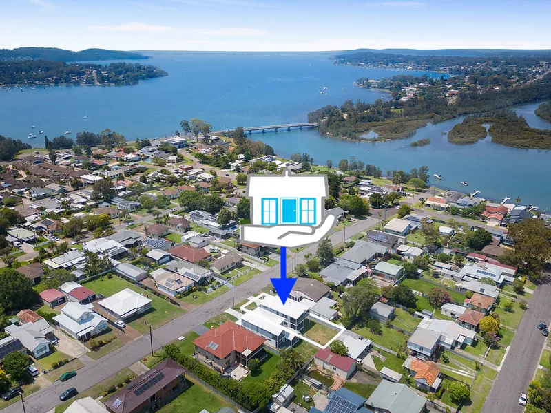 Brand New Huge home with Waterviews to Fennell Bay & Lake Maq