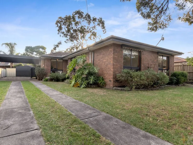 BRIGHT & SUNNY | COMFORTABLE FAMILY HOME | CONVENIENT LOCATION