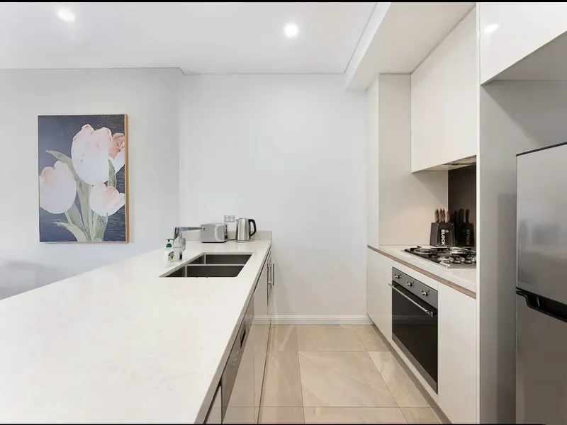 Newly developed luxury Meriton 2 bedroom 1 studyroom bathroom apartment in a great location with parking
