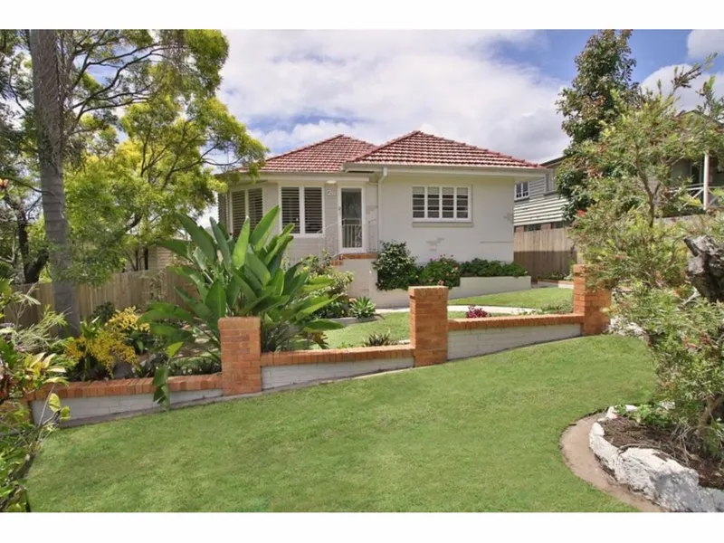 Exquisitely Renovated Home- Perfect For Professional Couples - 2 Street Access