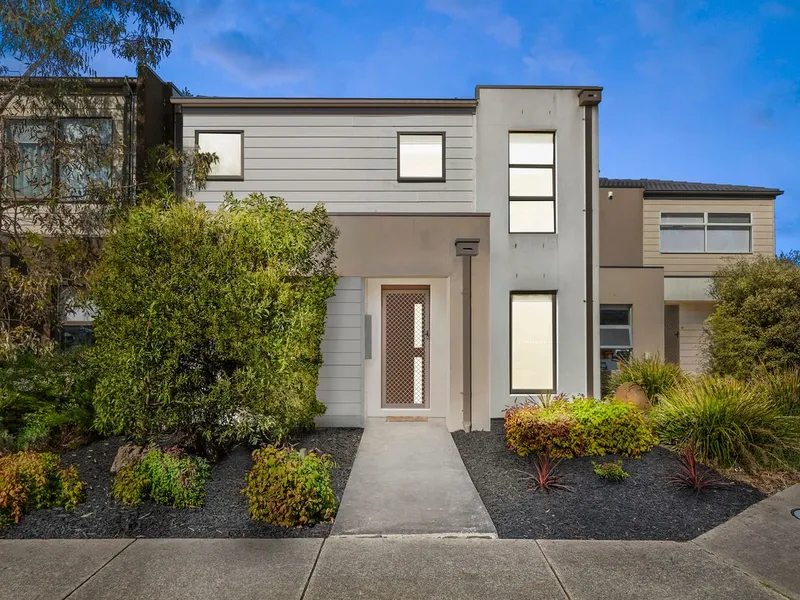 Prime Location and Low maintenance spacious family Townhouse !!!