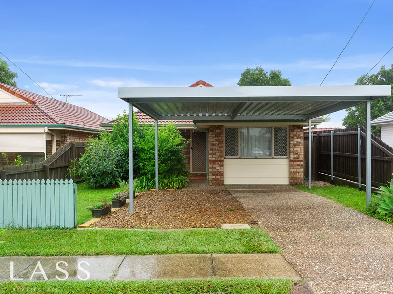 SPACIOUS LOW-SET FAMILY HOME OFFERING AN ULTRA CONVENIENT LIFESTYLE