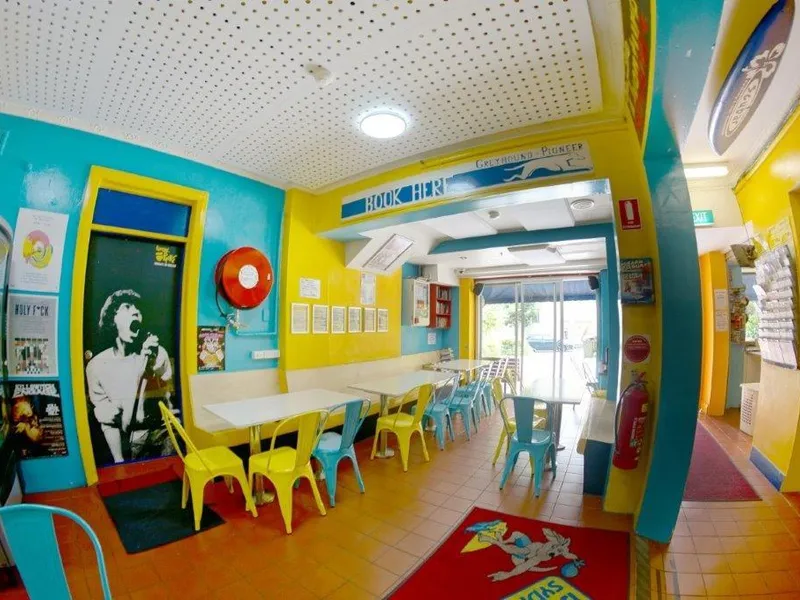 Fun house with great communal areas and outdoor terrace include all bills and internet, free breakfast!