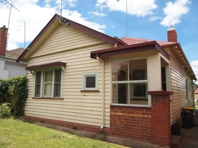 Perfect position, Short stroll to Pakington Street. 