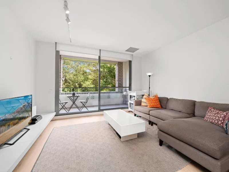 Spacious 1 bedroom apartment with tree lined outlook