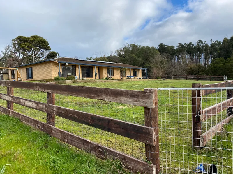 40 Ha. When quality matters! Superb parcel of country. large home, excellent views over quality country. Large dam.