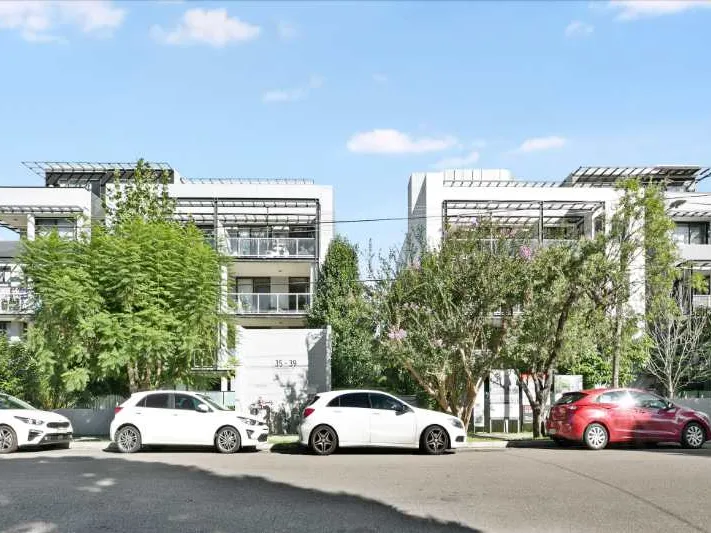 North Facing Apartment with Convenient Location