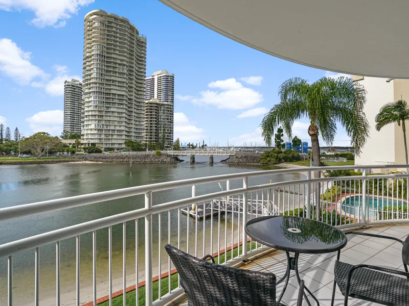 Absolute Waterfront Apartment - Boutique Block of 9