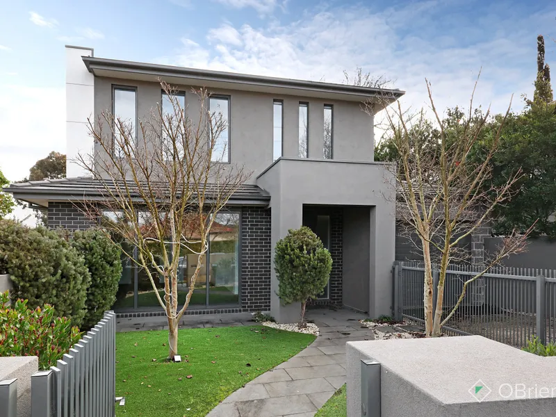 Sleek, Spacious & Stunningly Positioned!