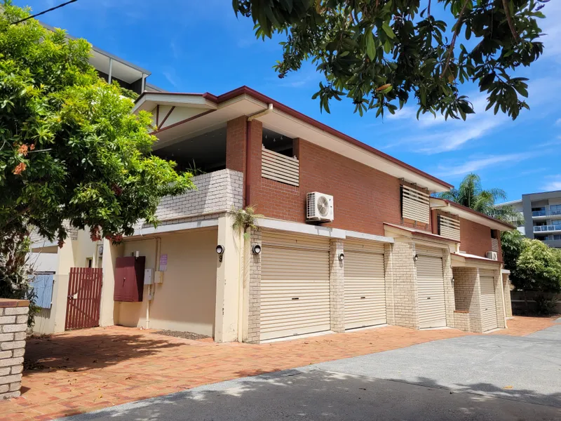 Oversized one bedroom apartment with A/C + secure garage