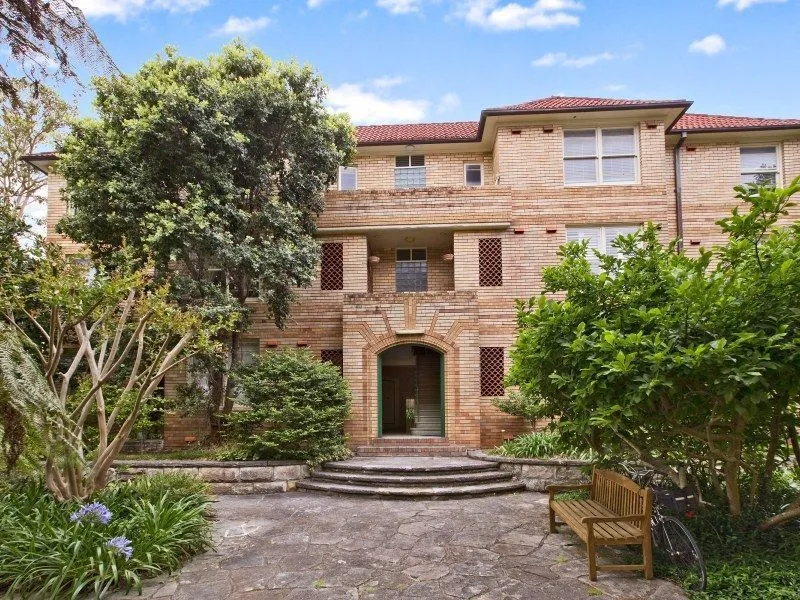 One Bedroom Apartment minutes to beachfront!