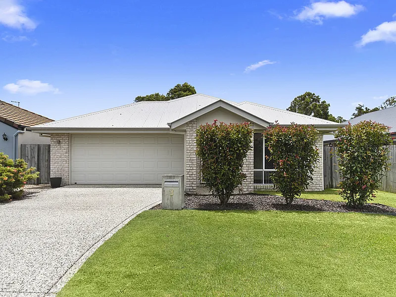 Excellent Location, Superb Neighbourhood & Walk to the Lake!