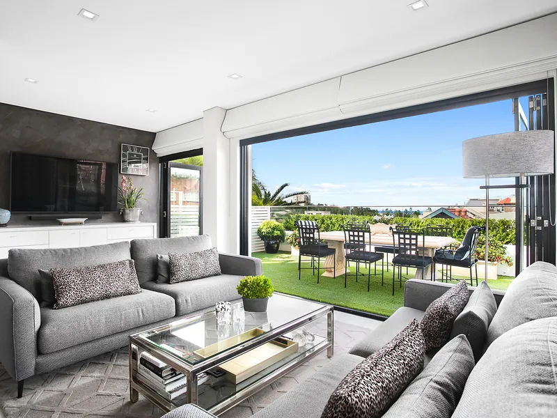 Unique Beachside Haven With A Rooftop Garden And Ocean Vista