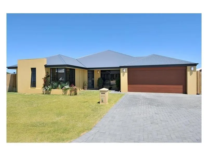 4 BEDROOM 3 BATHROOM FAMILY HOME IN SEASCAPES