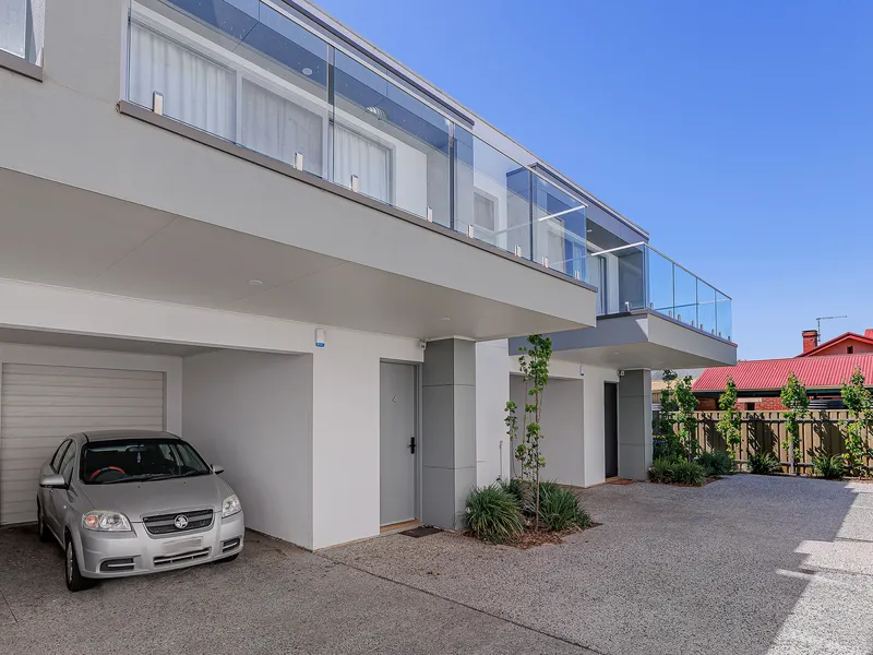Stylish Townhouse Nestled Between The Beach and CBD