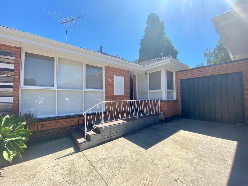 SPACIOUS THREE BEDROOM UNIT IN CAULFIELD NORTH | HODGES CAULFIELD