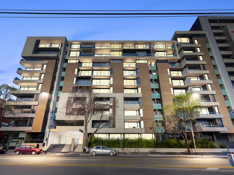 Light-filled apartment in the heart of Carlton!