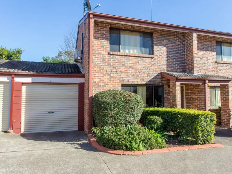 RENOVATED TOWNHOUSE IN GREAT COMPLEX!