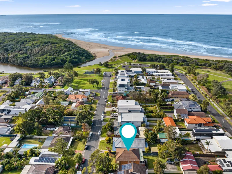 Neatly maintained brick beach retreat