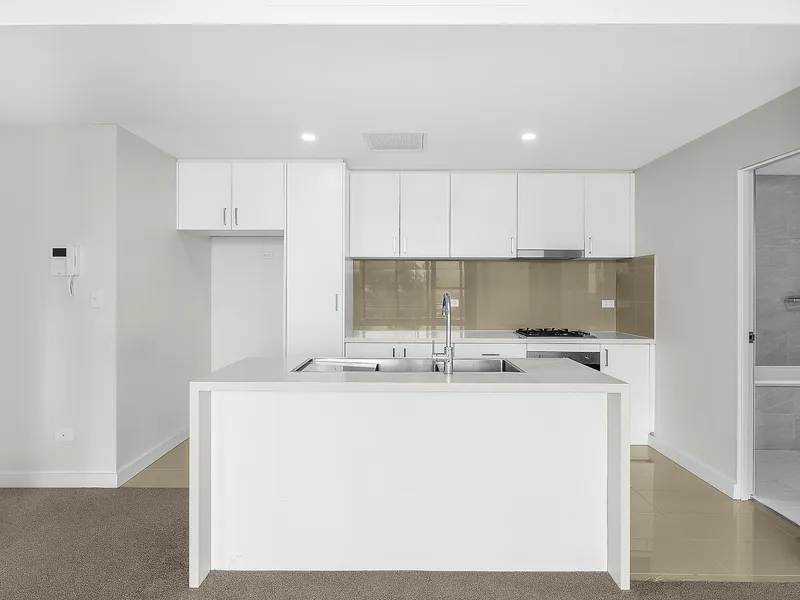 EXECUTIVE TWO BEDROOM + TWO PARKING IN ULTRA-CONVENIENT LOCATION!!