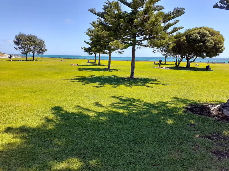 Renovated 1x1 furn unit opp. park,beach,cafes,free bus