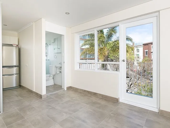 Gorgeous, Top Floor Studio Apartment with Parking and Views!