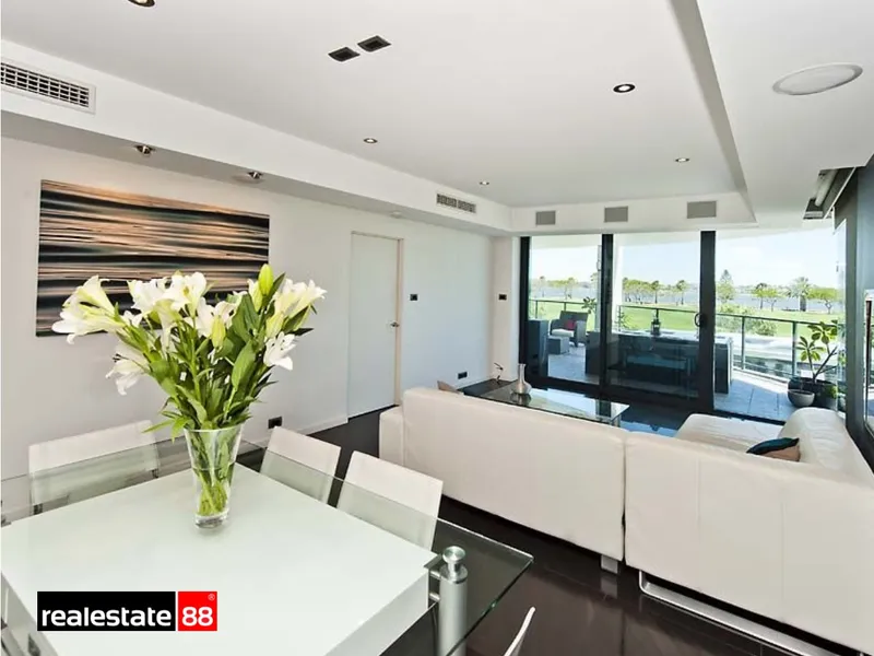 SUPERB VIEWS OVER THE SWAN RIVER