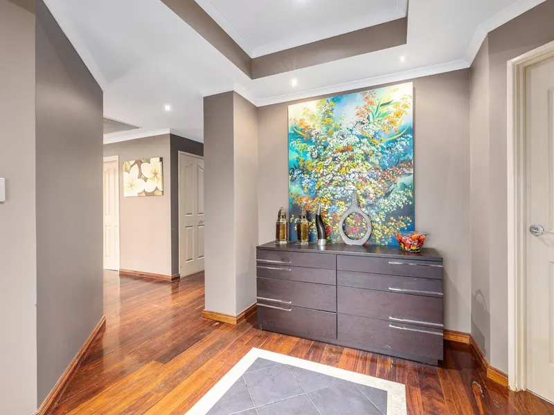 Entertainers Dream - Triple garage, Pool & rear access