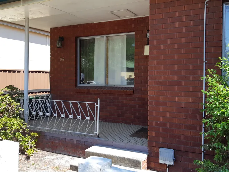 Great Location & 3 Bedrooms House/Commercial Use Welcome