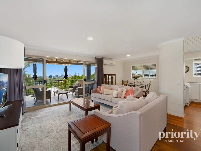 Spacious apartment with impressive city views!