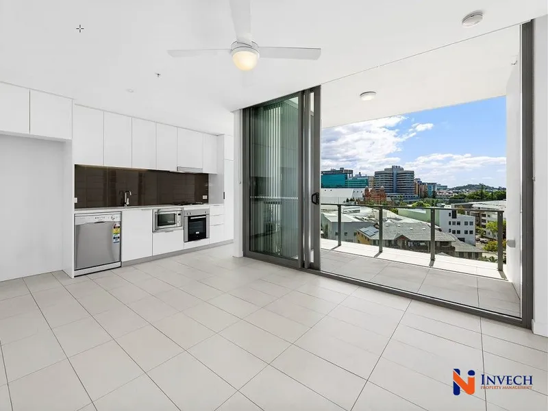 Level 17- Open Living Plan with Balcony to Rent