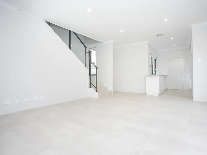 Fantastic Newly Built 5 Bedroom 3 Bathroom Townhouse