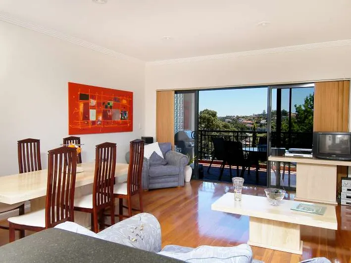 MODERN 2BR WITH SUPERB NORTH VIEWS TO MIDDLE HARBOUR !