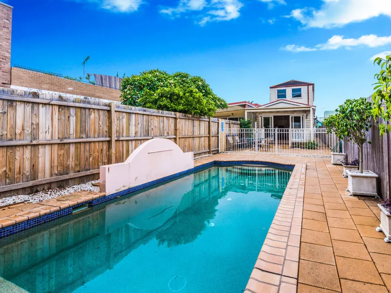 SPACIOUS 3/4 BEDROOM FAMILY HOME WITH POOL !!